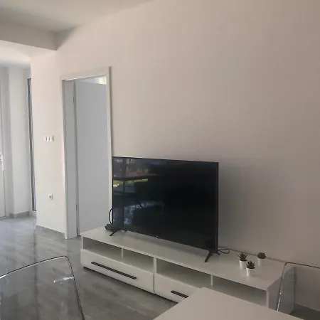 Front דירה *
